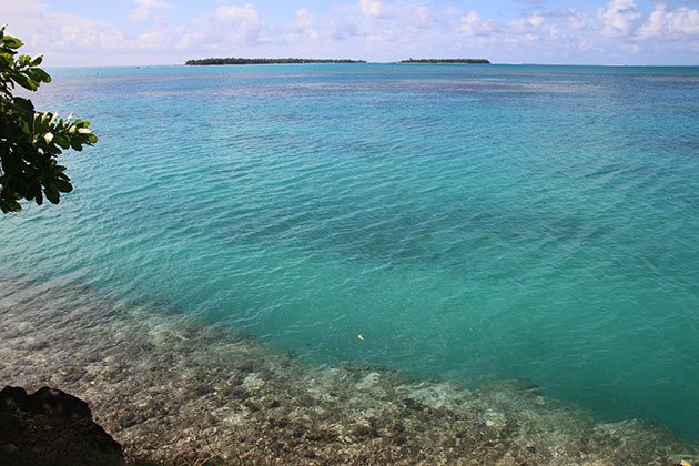 Lagoa de tons multiazulados em Maupiti