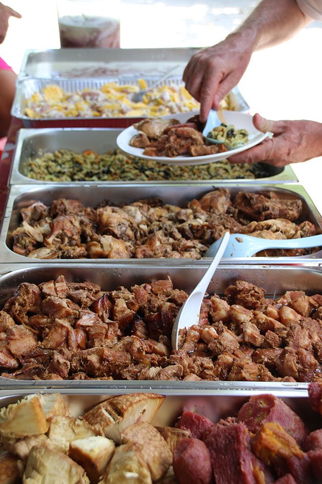 Depois de muita farra, comemos até enfraquecer e descansamos na praia