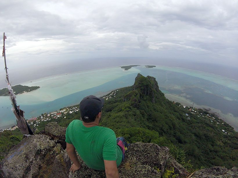 Apreciando a vista de Maupiti desde o topo do Monte 