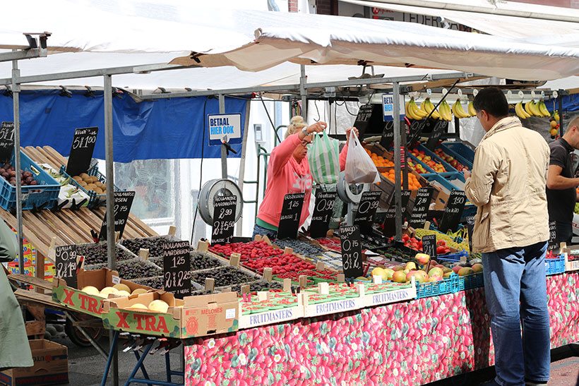 Frutas frescas e suprimentos para as famílias de Amsterdam