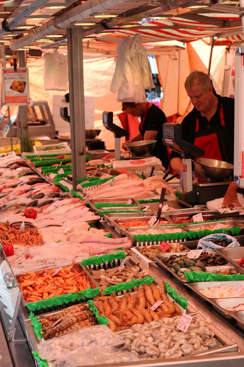 Peixes e frutos do mar prontos para serem vendidos no Albert Cuyp Market