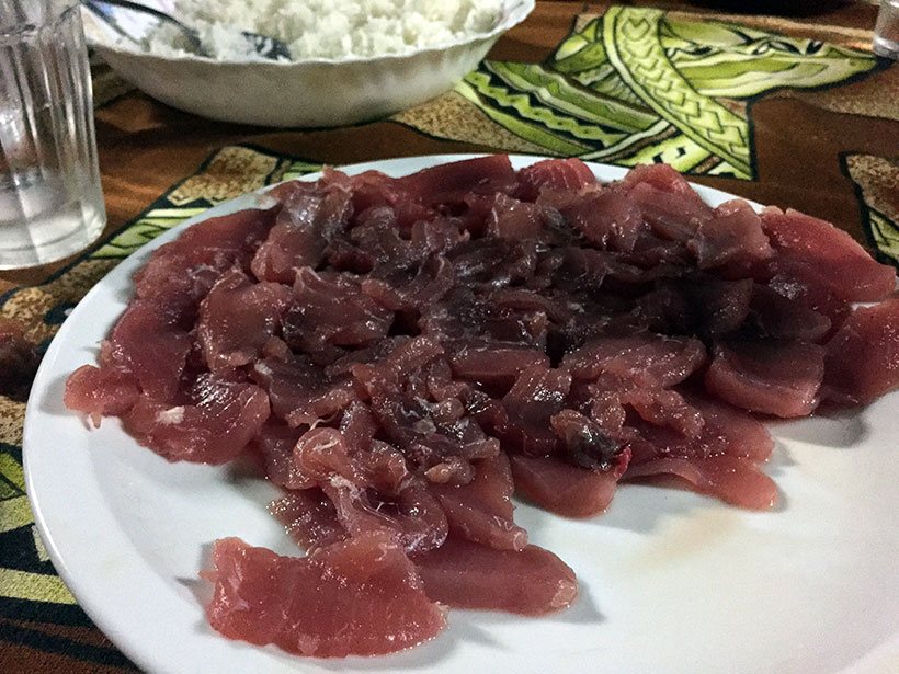 Peixe, salada e cebola em Maupiti