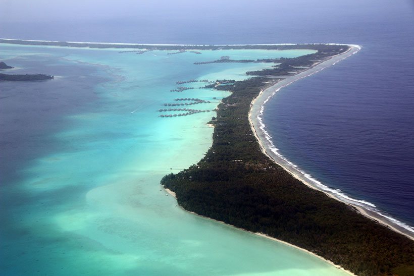 Paisagem minutos antes do avião pousar em Bora Bora