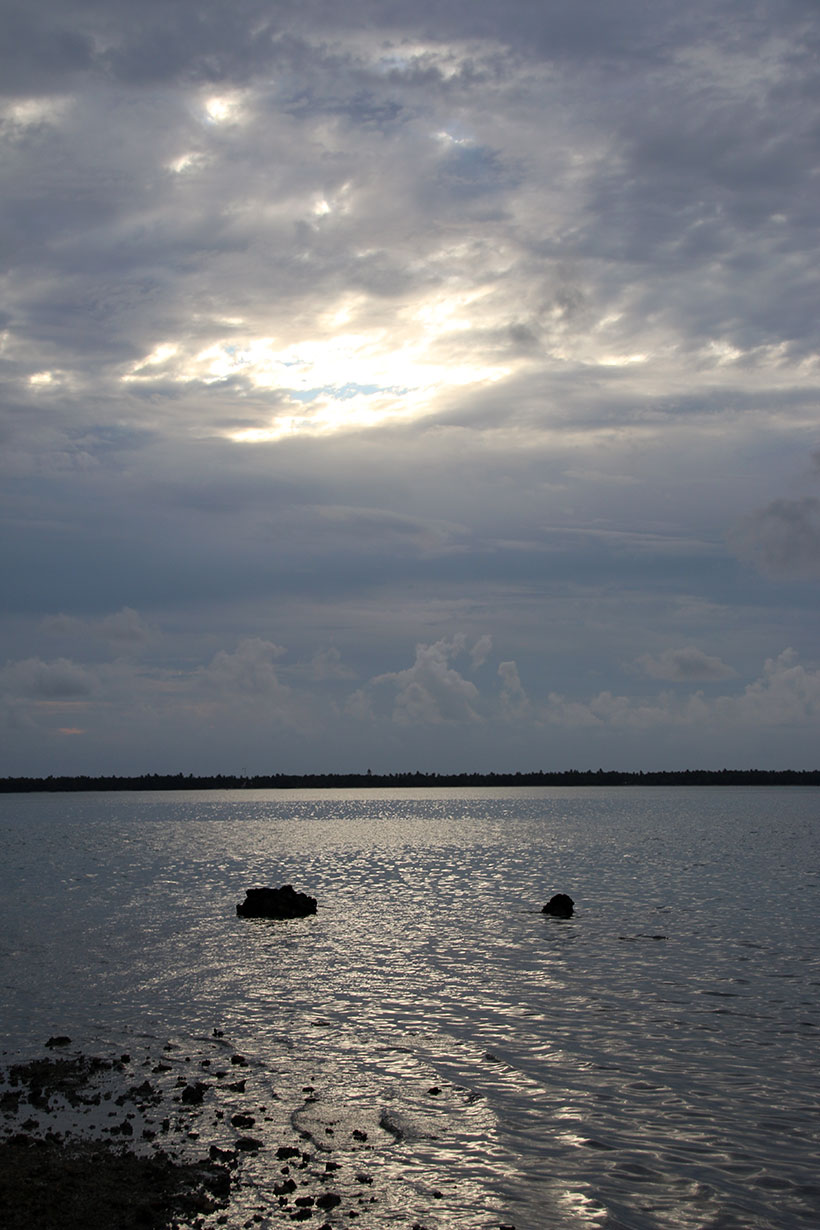 Sol indo embora na ilha de Maupiti