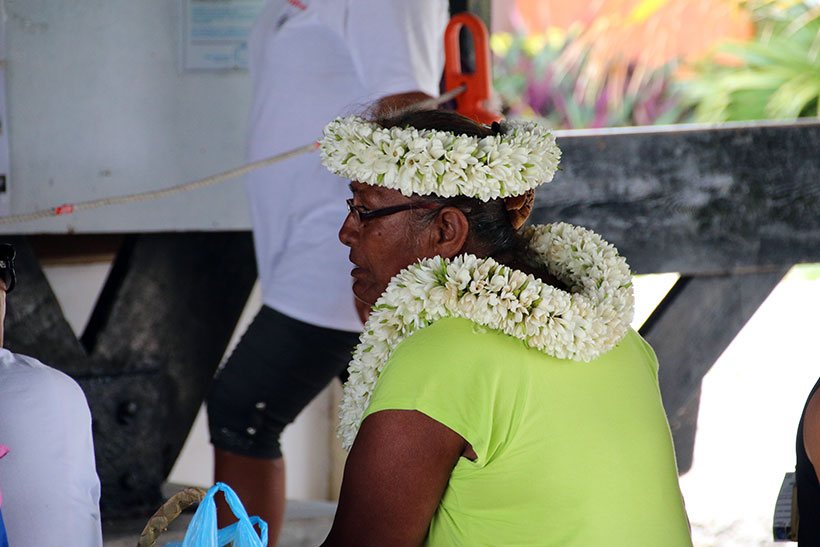 Uma senhora do Tahiti aguardando o voo partir