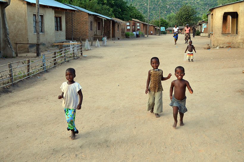 Crianças sorrindo, esperançosas por nossa chegada