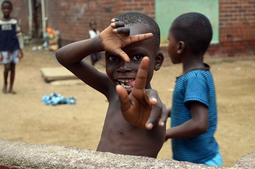 Garoto africano faz pose para a minha lente