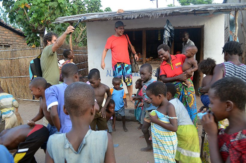 Fazendo a festa em um vilarejo no Malawi