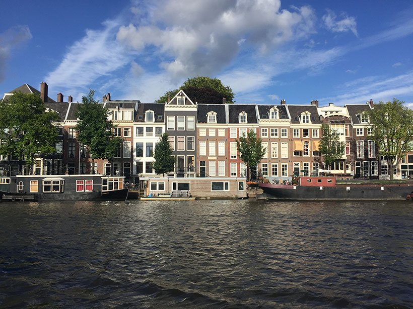 Casas dentro e fora das águas dos canais de Amsterdam
