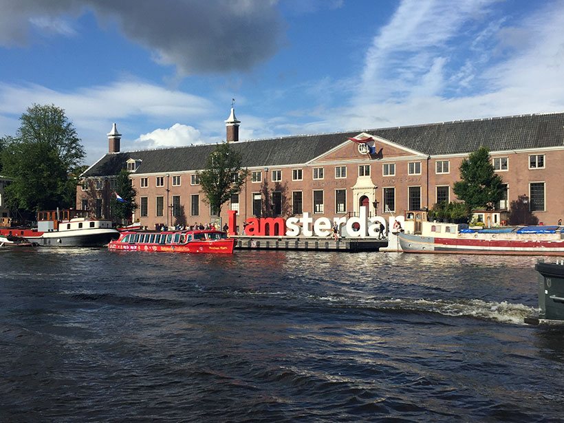 Passando por um dos logos do I Amsterdam fora do centro da cidade