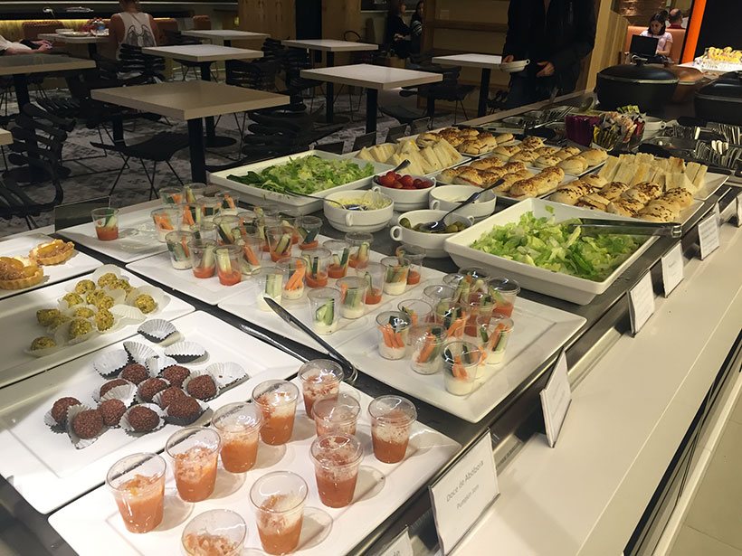 Doces e salad-bar no Vip Lounge Smiles