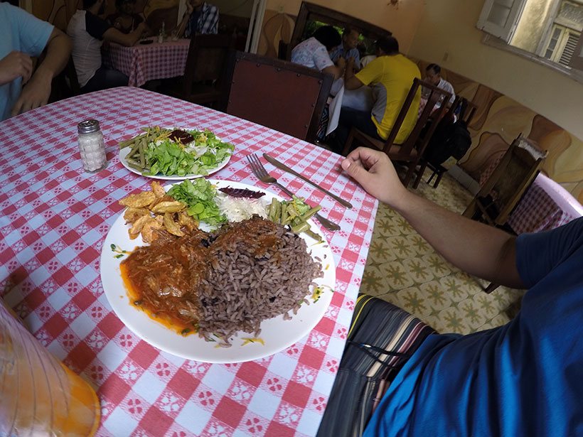 Ropa Vieja Cubana, prato típico em uma cafeteria cubana