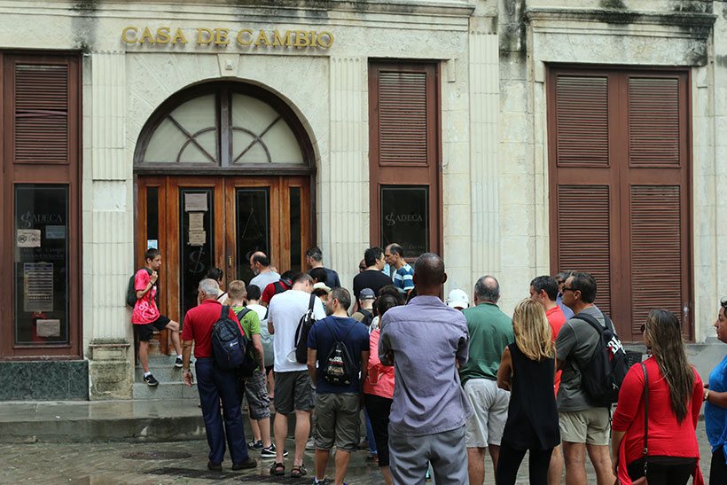 Fila na porta de uma casa de câmbio em Cuba