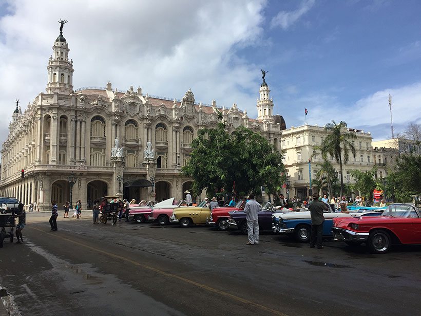 Carrões antigos no centro de Havana