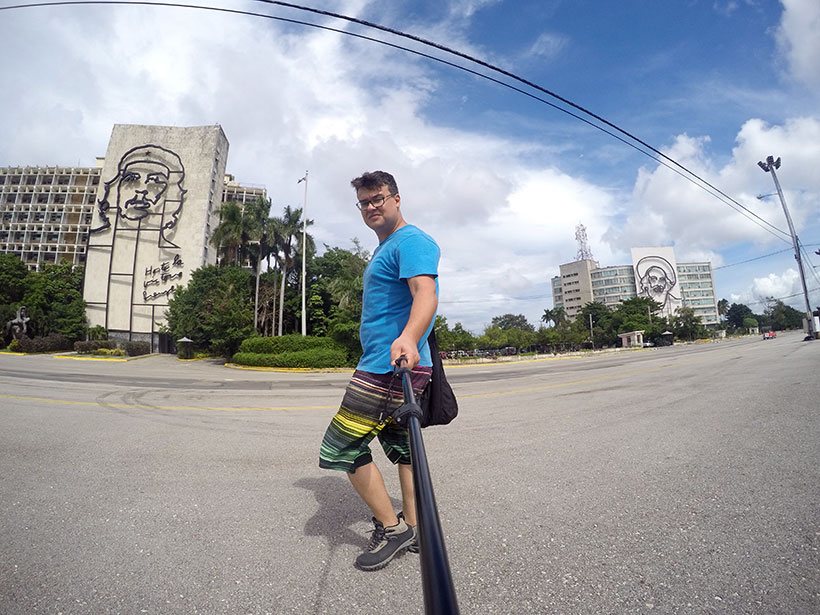 Viagem para Cuba - Caminhando pela Praça da Revolução, famosa pelas imagens de Che e Cienfuegos