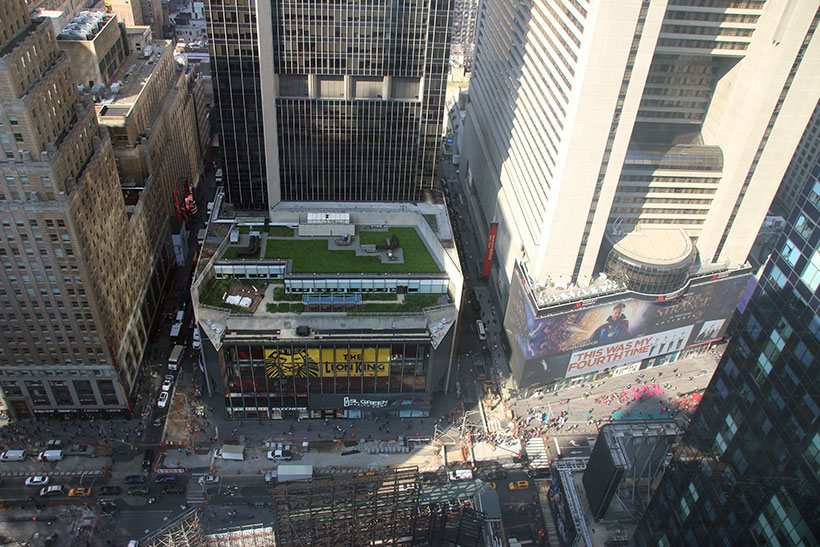 Movimento intenso próximo à Times Square visto da janela do meu quarto