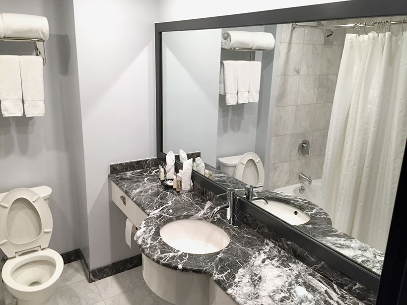 Banheiro do meu quarto no Millennium Hotel na Times Square