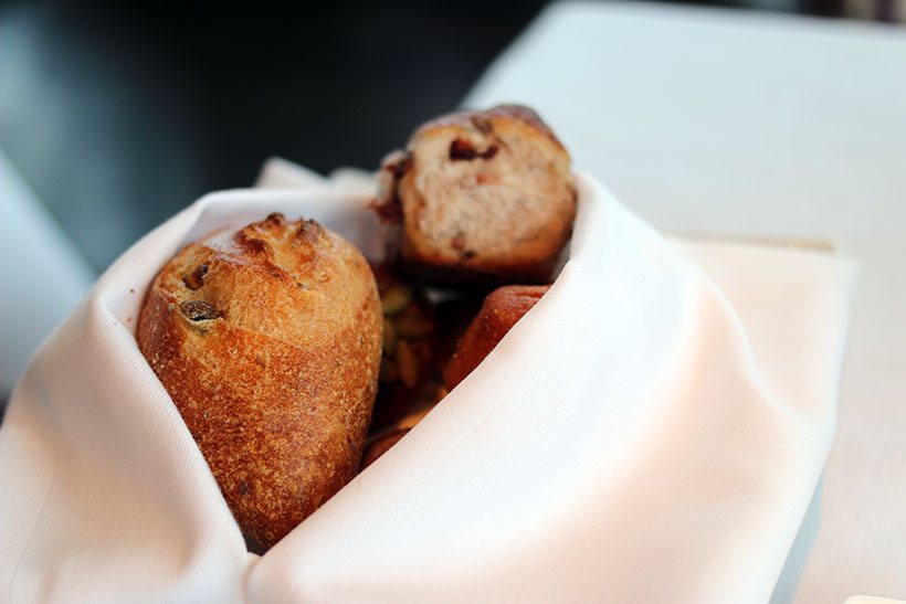 Pães deliciosos e quentinhos para acompanhar na refeição