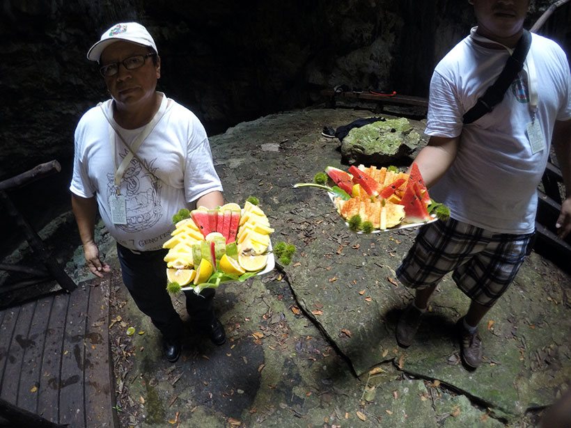 Frutas frescas e bebidas geladas após o primeiro banho de cenote