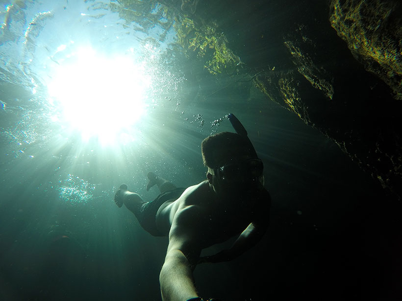 Espetáculo de luzes novamente enquanto mergulhava neste terceiro cenote