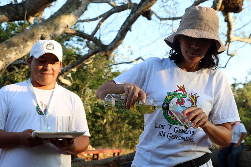 Alícia oferece uma dose de Xtabentun para nosso grupo