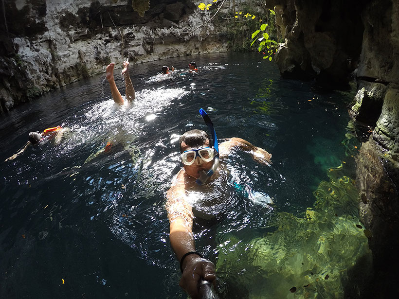 Nadando e me divertindo em um cenote mexicano