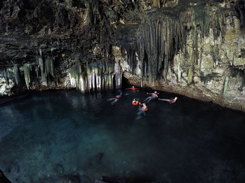 Flutuação nas águas do cenote Truck/Caracol