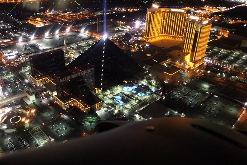 Foto aérea da pirâmide do Luxor Hotel Cassino