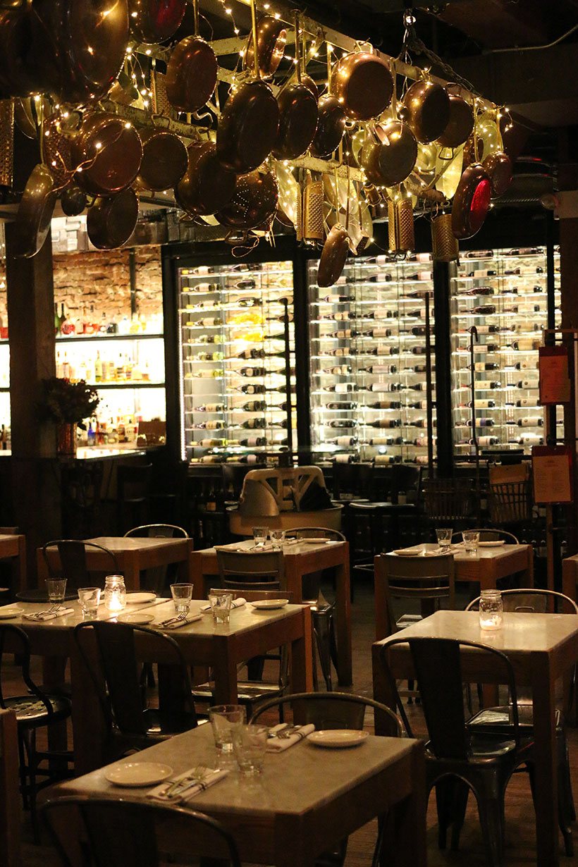 Decoração com panelas e utensílios de cozinha no Giovani Rana de Nova York