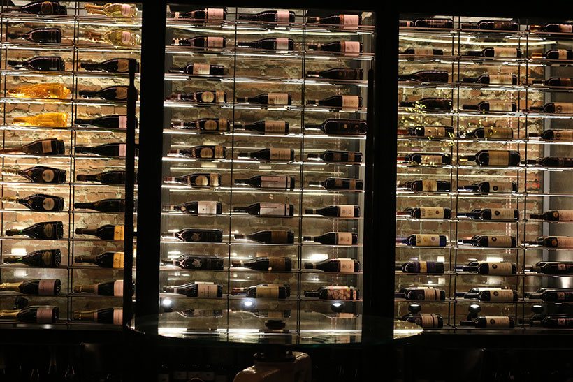 adega construída em uma das principais paredes do restaurante