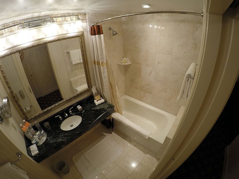 Visão global do banheiro do Omni Hotels de SF