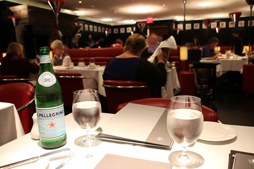 Recepcionado com água S. Pellegrino no The Lambs Club