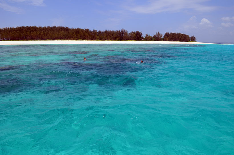 Águas de cores convidativas ao mergulho em Zanzibar / Tanzânia