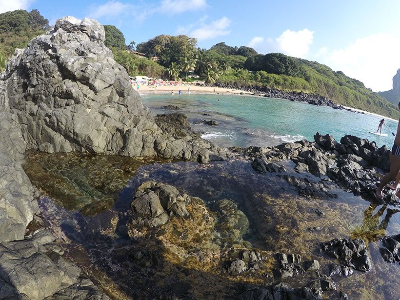 A maré baixa forma piscinas naturais