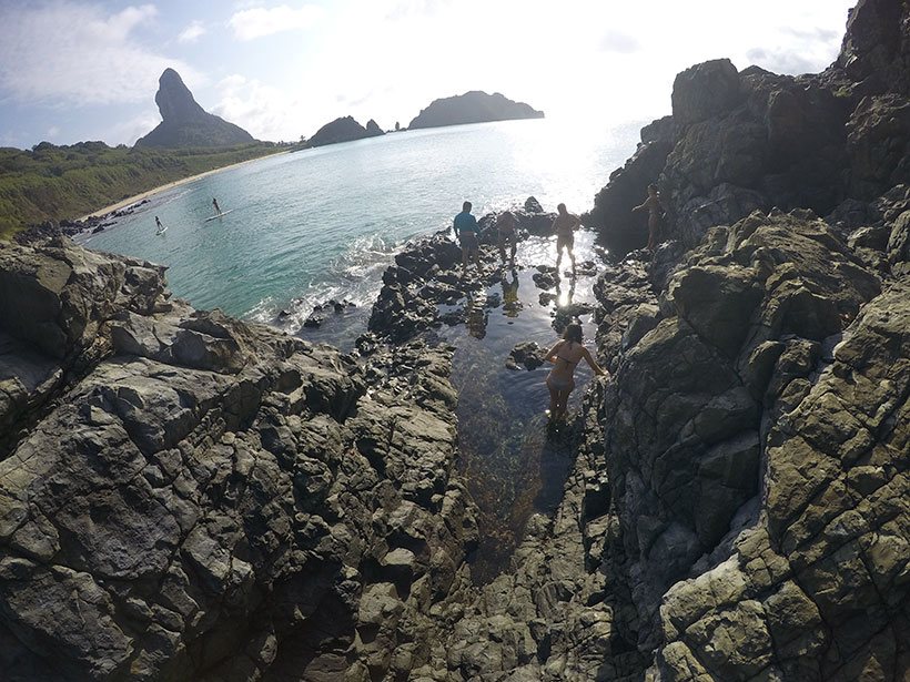 Turistas e locais se divertem no Buraco do Galego