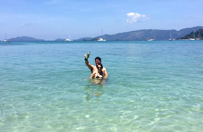 Desfrutando a vida na Sunset Beach, tomando uma cerveja local em uma das ilhas no sul da Tailândia