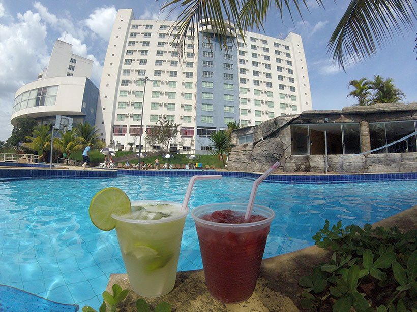 Bebidas servidas à beira das piscinas com águas quentes em Caldas Novas