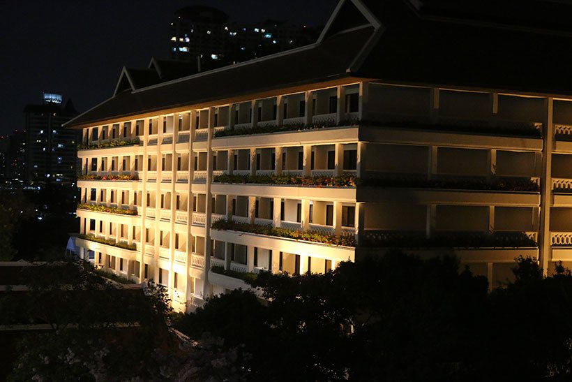 Visão geral noturna do Anantara Riverside em Bangkok