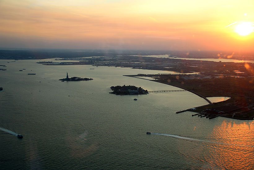 Pôr do sol com vista linda da Estátua da Liberdade