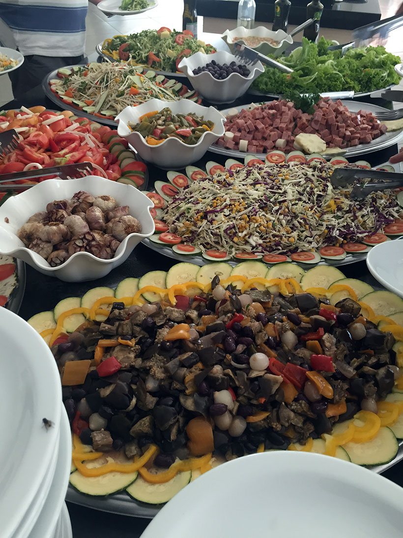 Buffet com saladas em uma das refeições do Prive Boulevard