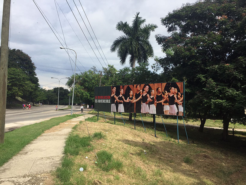 Outdoor que aclama as conquistas da Revolução Cubana