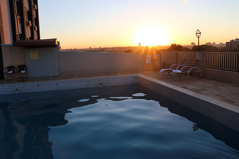 Banho de piscina com o pôr do sol 