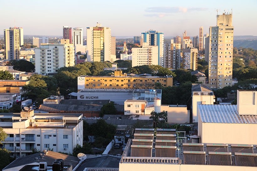 Vista da janela do quarto no Mirante: prédios no centro de Foz