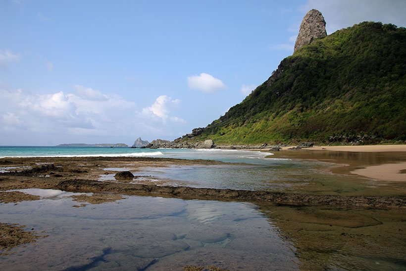 Praias intocadas e paradisíacas do outro lado do Morro do Pico