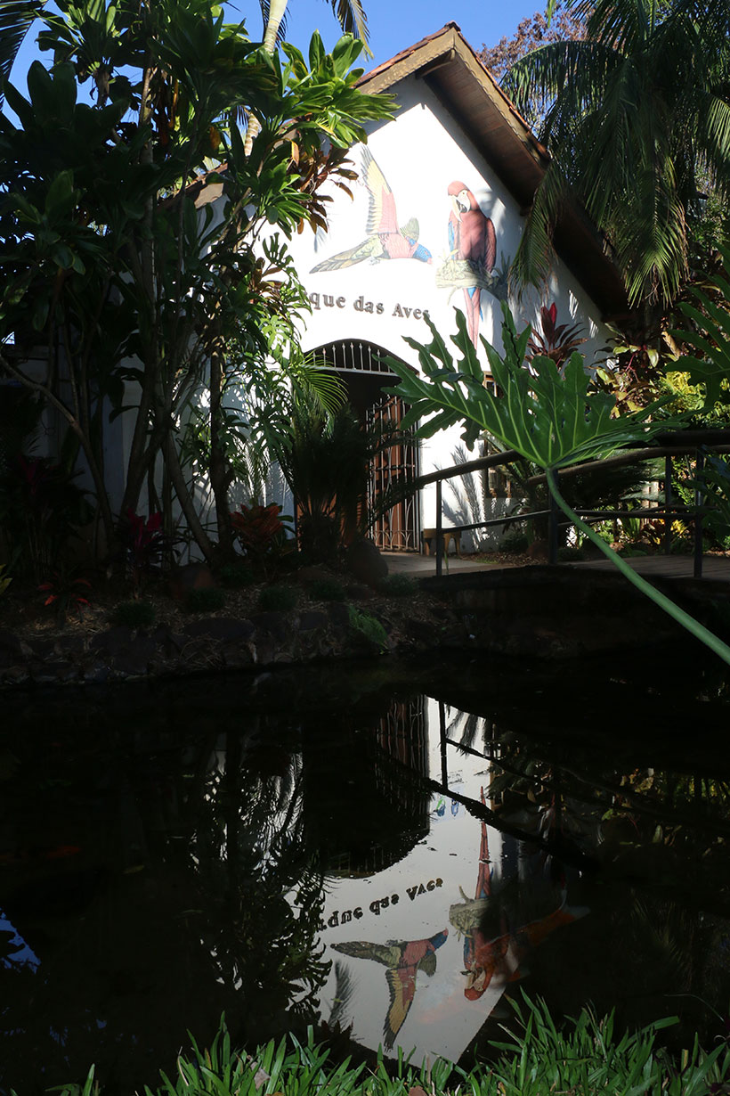 Reflexo da entrada do Parque das Aves