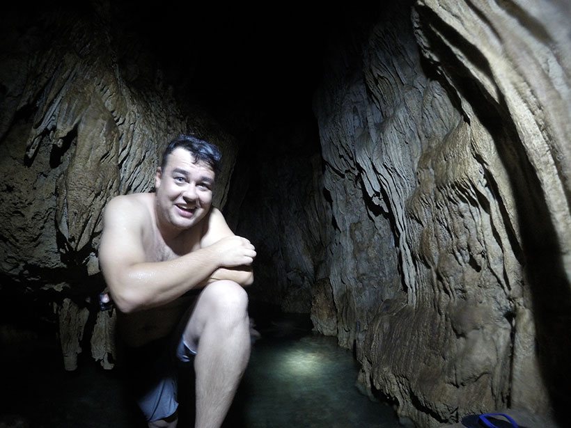 Nadando em um cenote completamente escuro