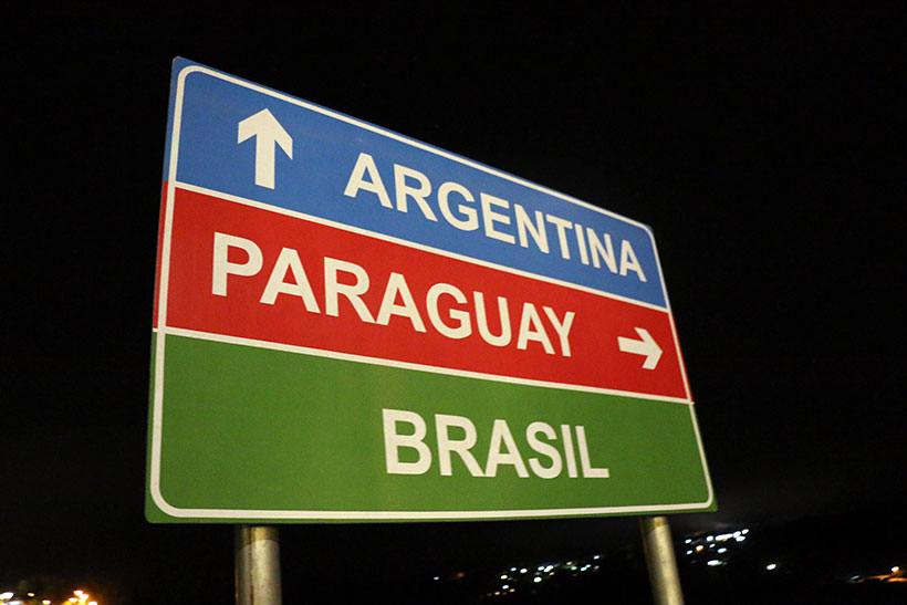 Placa que indica a fronteira tripla
