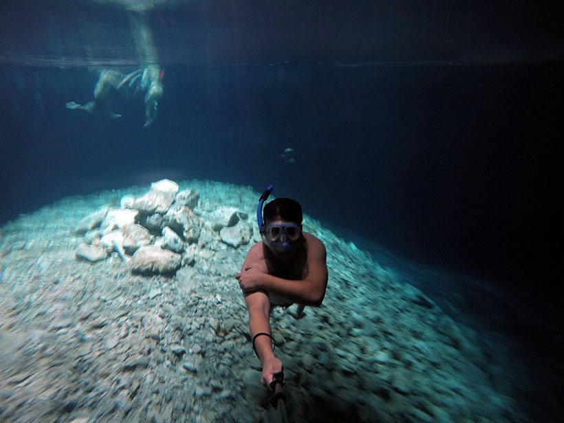 Transparência impressionante de águas em cenotes mexicanos