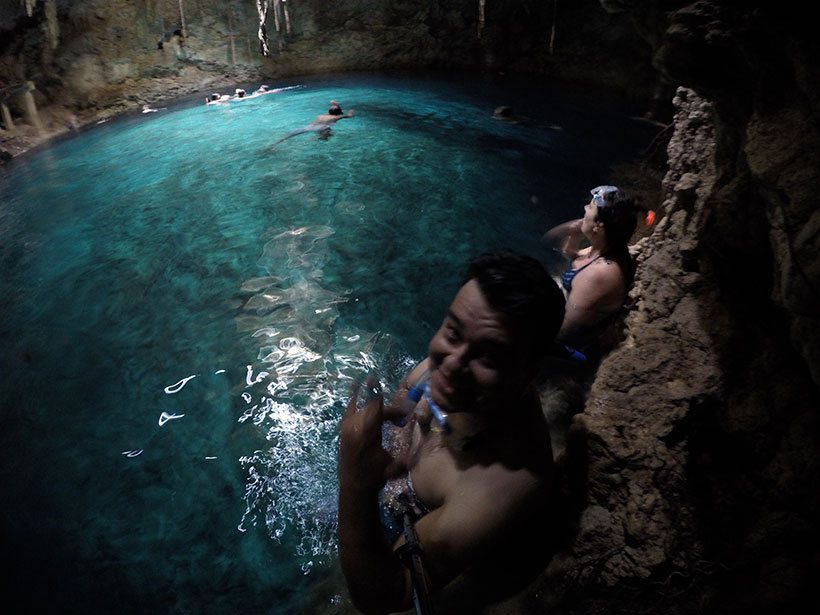 Uma piscina natural em uma caverna no México