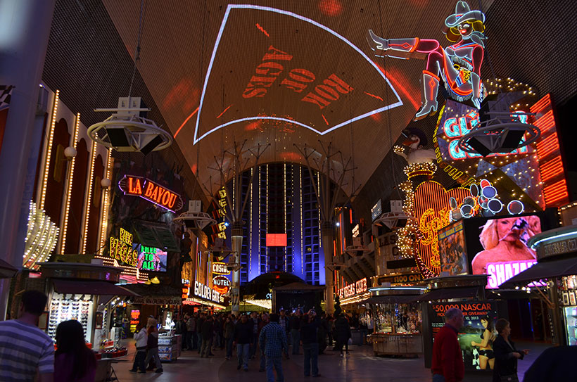 Hoteis, cassinos e lojas turísticas na Freemont Street